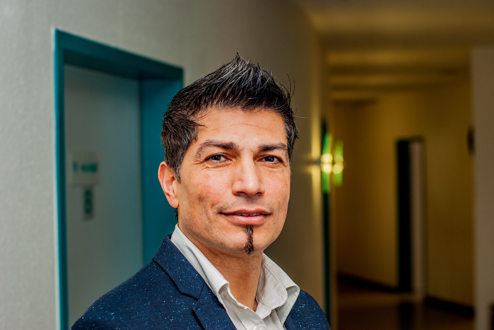 Portrait von Erkan Erarslan in der Praxis
